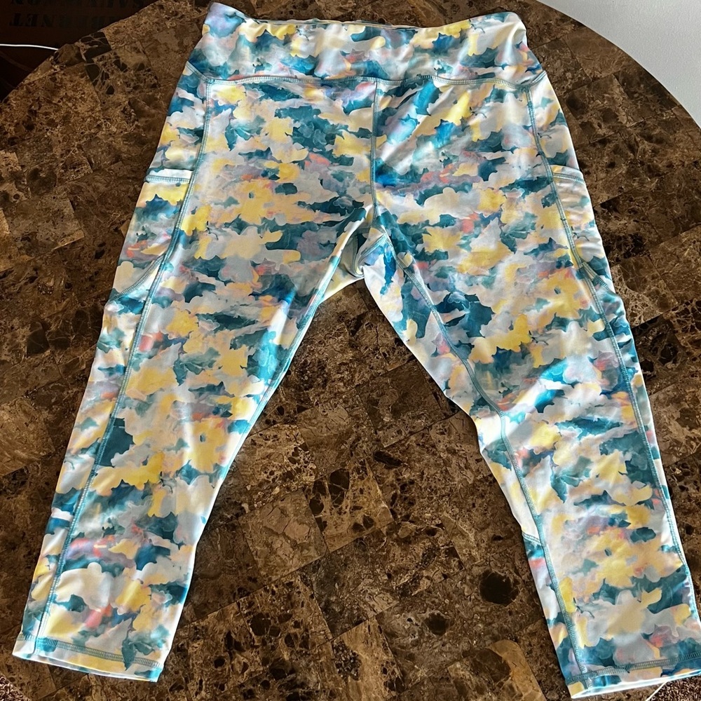 Joe Fresh active leggings with pockets capri length